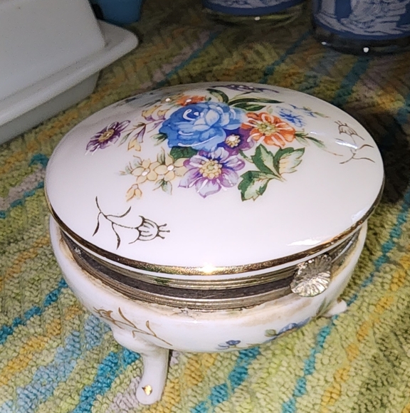 VINTAGE EUC HAND PAINTED NAPCOWEAR PORCELAIN TRINKET FOOTED BOX BLUE FLOWER - Picture 2 of 6